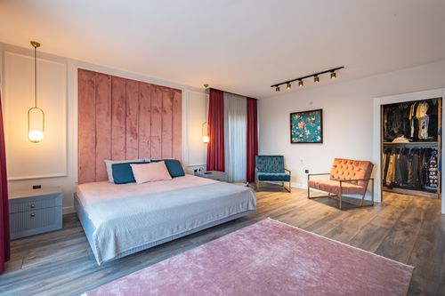 Free A stylish and elegant bedroom with a contemporary design, ideal for relaxation. Stock Photo
