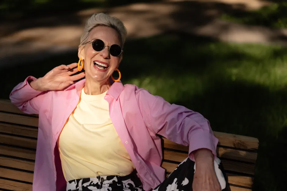 Une femme senior souriante et confiante profite de la vie avec son nouvel appareil auditif fonctionnel.