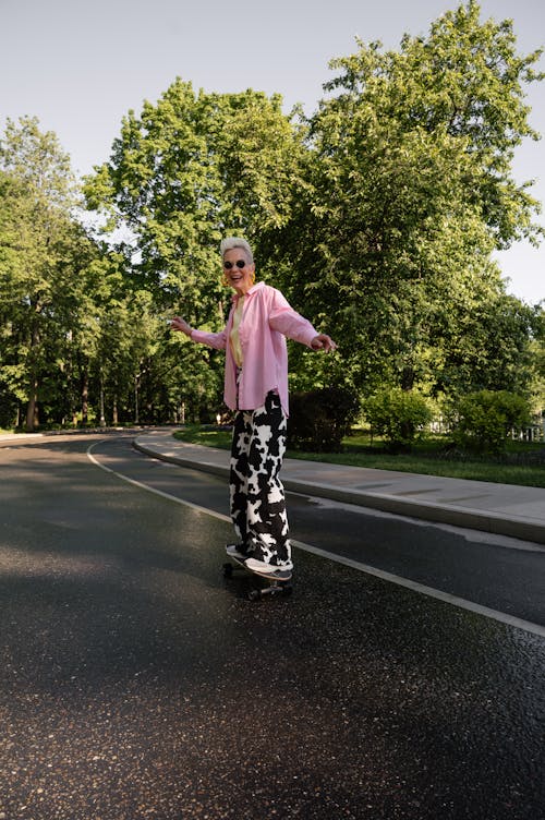 Photos gratuites de âgé, faire du skateboard, femme