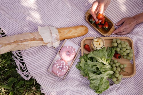 Bezpłatne Chleb Obok Warzyw Na Kocu Piknikowym Zdjęcie z galerii