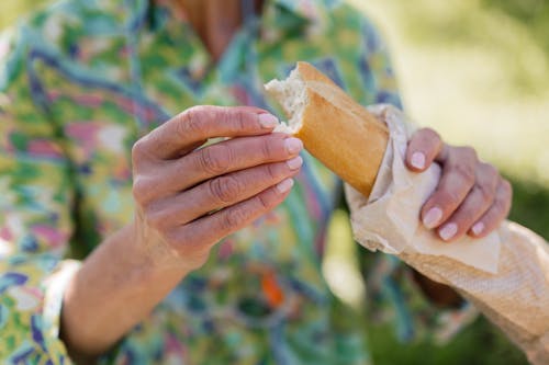 Gratis lagerfoto af baguette, brød, hænder