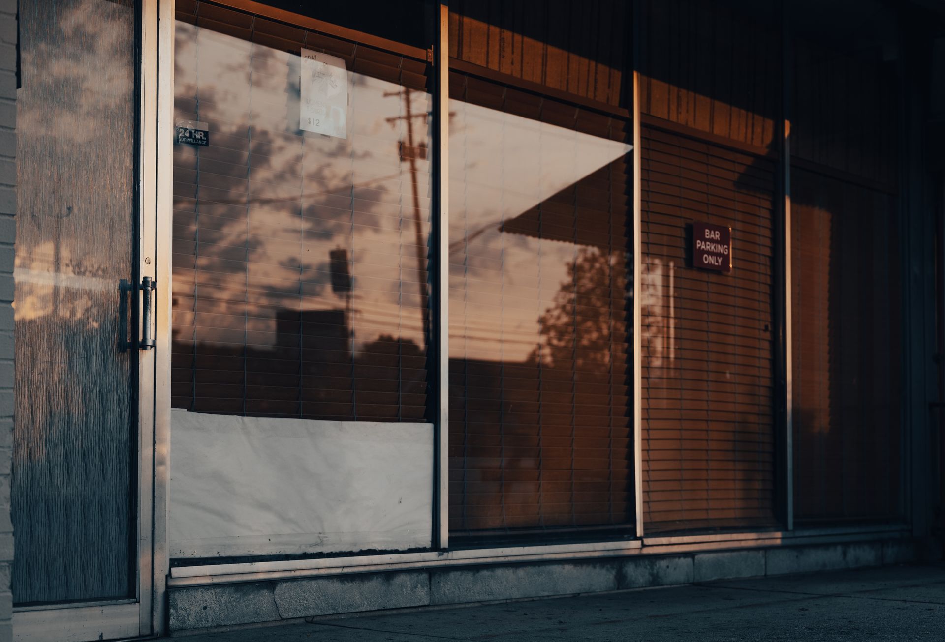 Exterior of a Closed Bar