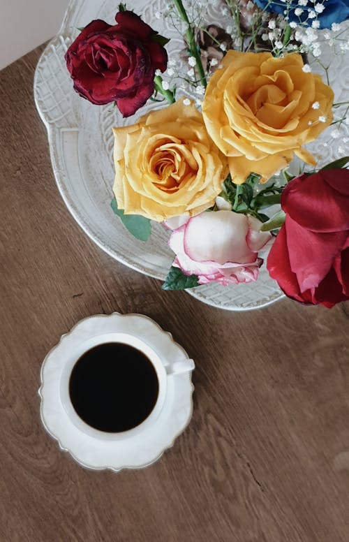Foto d'estoc gratuïta de arranjament floral, cafè, copa