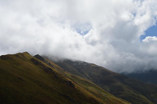 Gratis stockfoto met bergen, gras, landschap