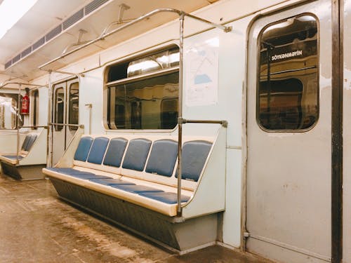 Foto profissional grátis de assentos, esvaziar, metrô