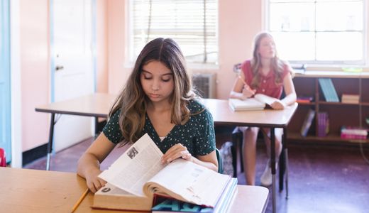 学生在教室里读书