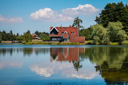 Free A House by the Lake Stock Photo