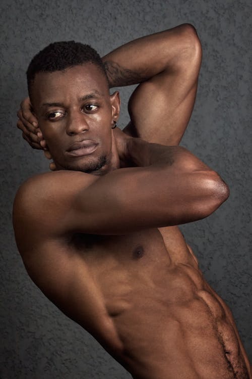 Безкоштовне стокове фото на тему «афроамериканський чоловік, без сорочки, вертикальні постріл»