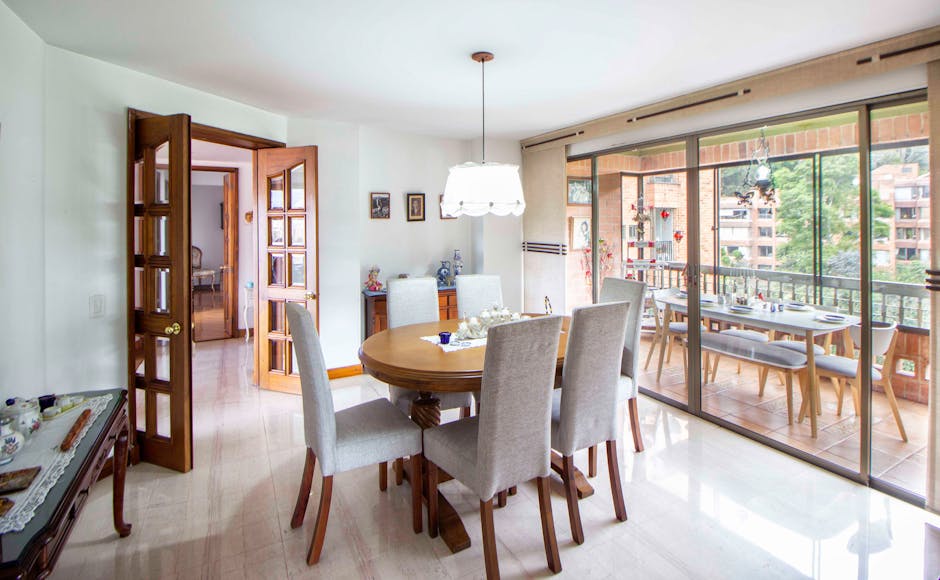 Detal okuć składanego stołu: zawias listwowy i konsola