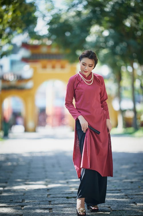 Photos gratuites de arrière-plan flou, debout, femme asiatique