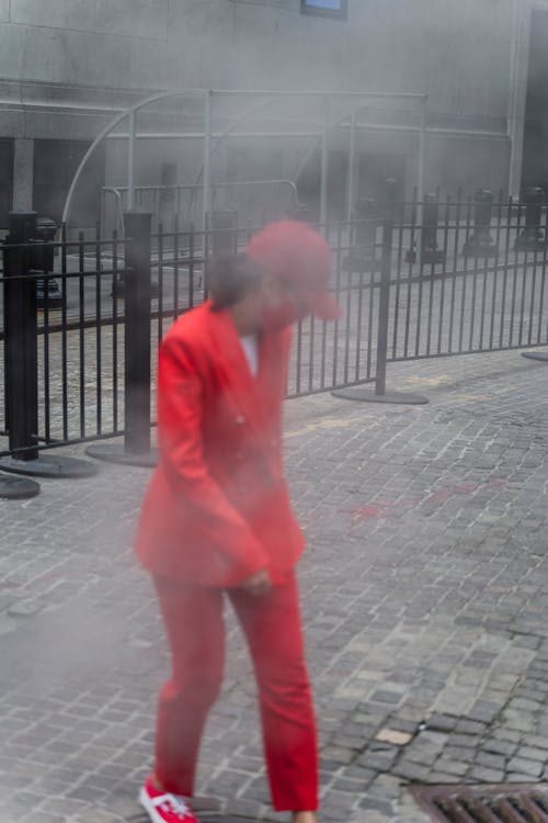 Fotobanka s bezplatnými fotkami na tému červené nohavice, čiapka, dym
