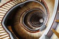 汉堡的螺旋楼梯令人着迷，从上方向下展示了复杂的设计和几何图案