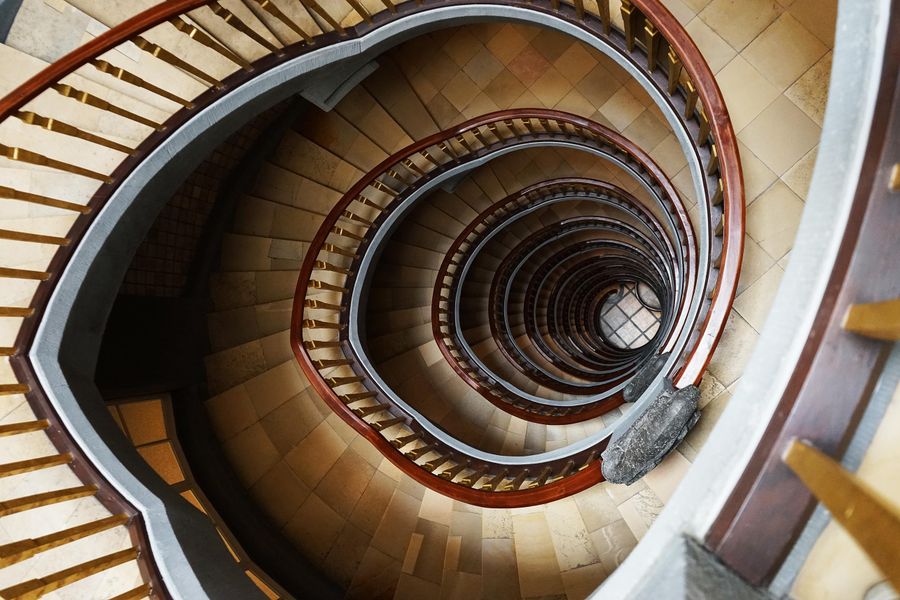 Treppenhaus mit Wendeltreppe – professionelle Treppenhausreinigung von Kopf Gebäudereinigung im Rhein-Neckar Umkreis