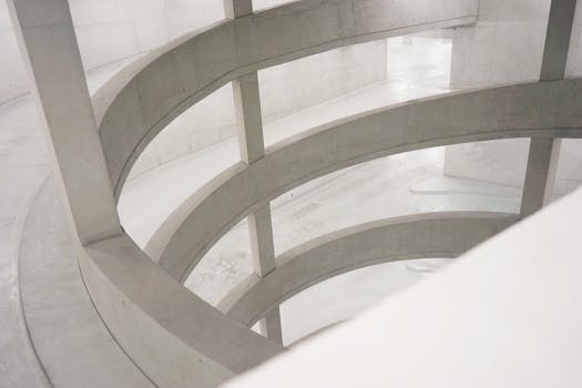 汉堡这座极简主义螺旋混凝土建筑采用了现代设计，并拥有几何曲线