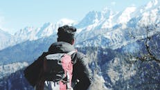 一名背包客在印度西姆拉欣赏雪山，捕捉到了冒险与自然的精髓