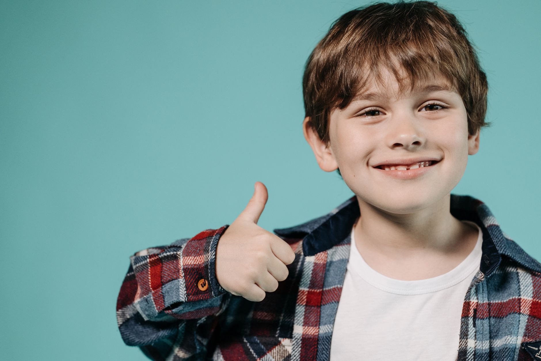청년지원금 신청 취소 후 재신청 절차 3단계 요약 6 Smiling young boy in plaid shirt giving a thumbs up against a mint background.