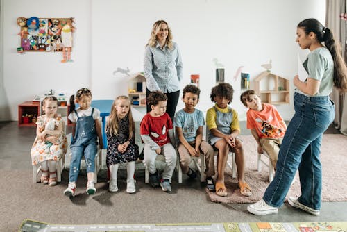 Kostenloses Stock Foto zu ausbildung, drinnen, erzieher