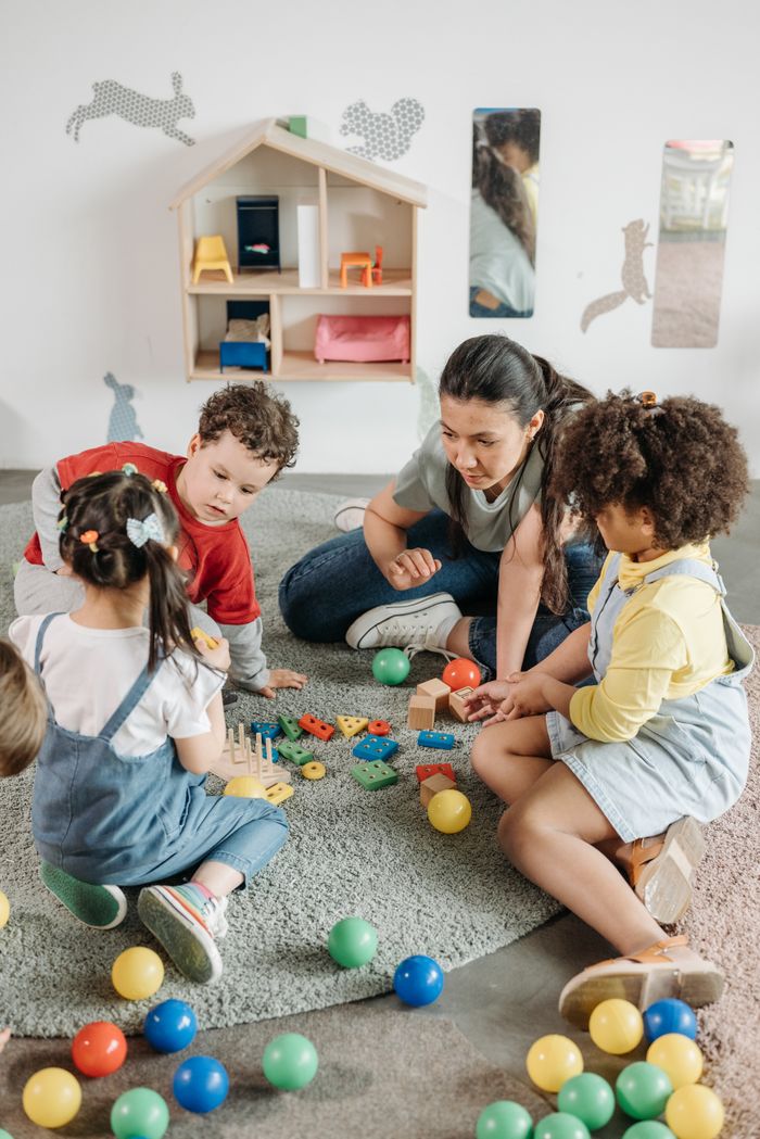 Maestra acompañando a niños en actividades