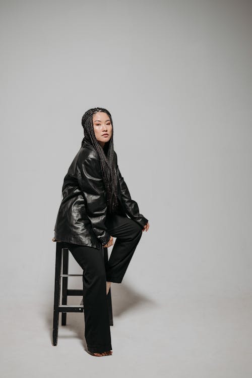 Základová fotografie zdarma na téma asiatka, bílé pozadí, černá kožená bunda
