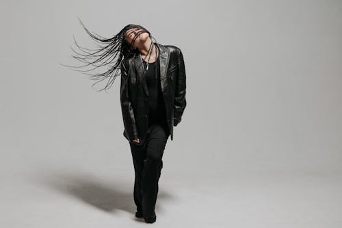 Fotos de stock gratuitas de chaqueta de cuero negro, de moda, de pie
