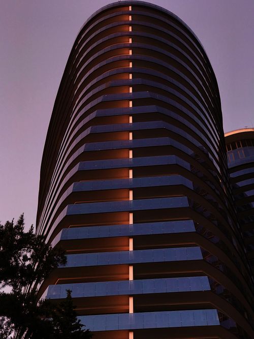 Free A striking view of a modern high-rise building at twilight, emphasizing sleek architecture and design. Stock Photo