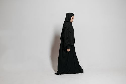 abaya, ayakta, başörtüsü içeren Ücretsiz stok fotoğraf