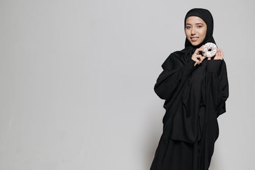 Ilmainen kuvapankkikuva tunnisteilla donitsi, hijab, hymyily
