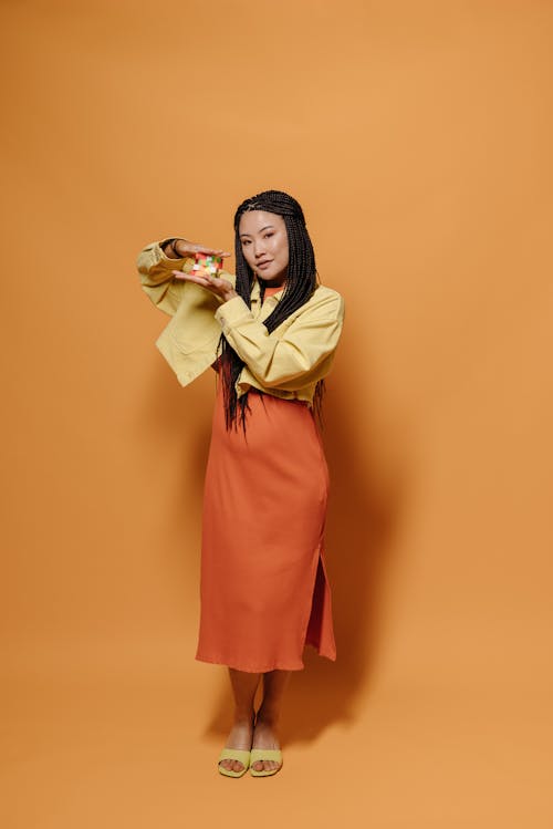 rubiks立方体, 亞洲女人, 垂直拍摄 的 免费素材图片