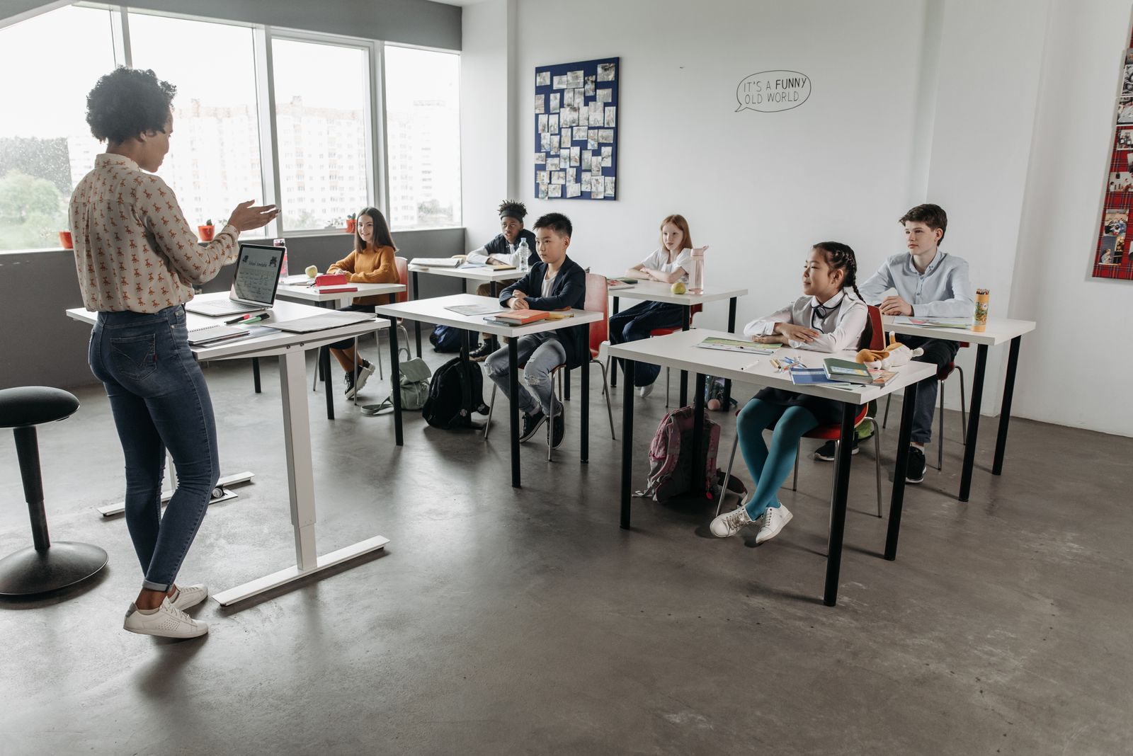 Insegnante e studenti in aula scolastica