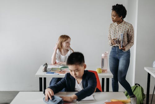 Foto profissional grátis de alunos, categoria, conversando