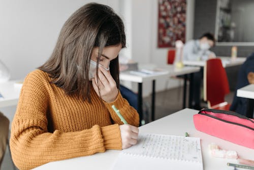 Eğitim, kız, not defteri içeren Ücretsiz stok fotoğraf