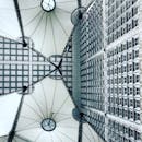 拉德芳斯错综复杂的现代建筑景观，以其几何天花板和玻璃幕墙为突出特色