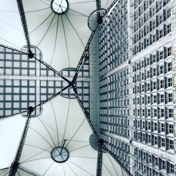 拉德芳斯错综复杂的现代建筑景观，以其几何天花板和玻璃幕墙为突出特色