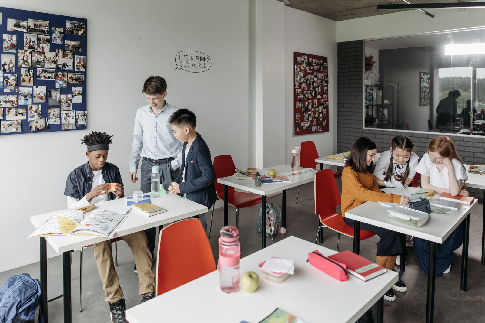 Schülerinnen und Schüler lernen gemeinsam