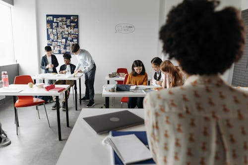 Základová fotografie zdarma na téma osoba, pracovní stoly, studenti