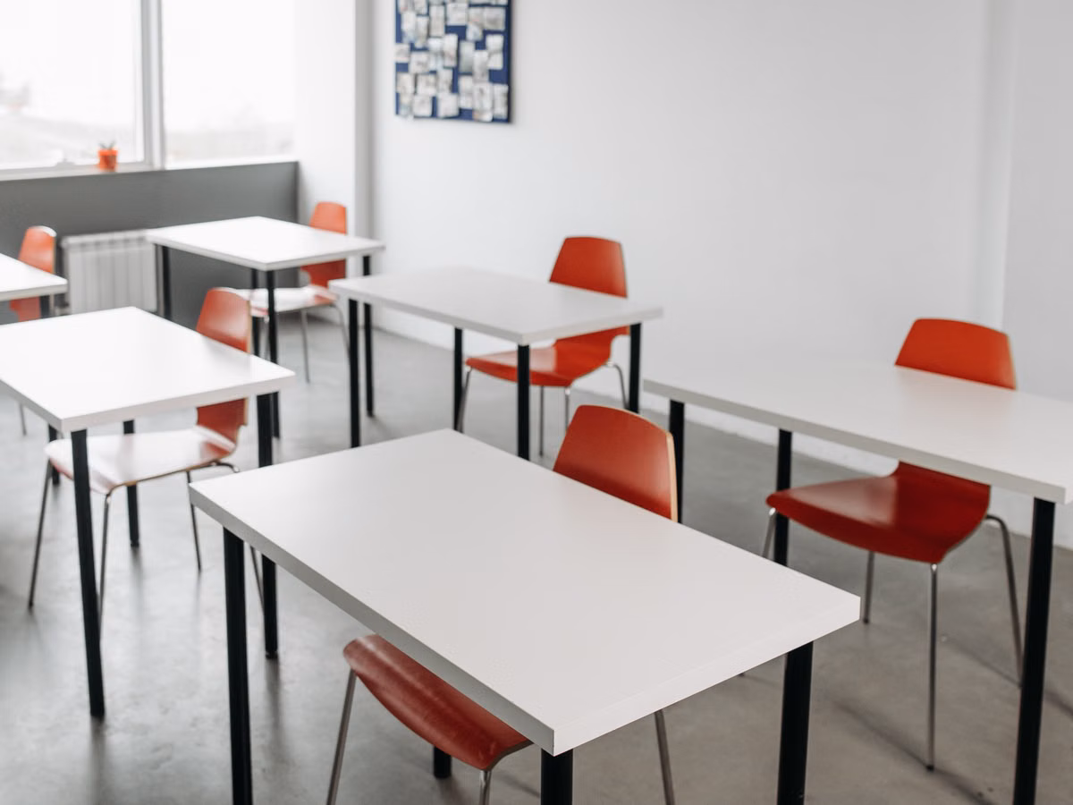 Bureau moderne d'école avec ordinateur portable pour gérer les admissions