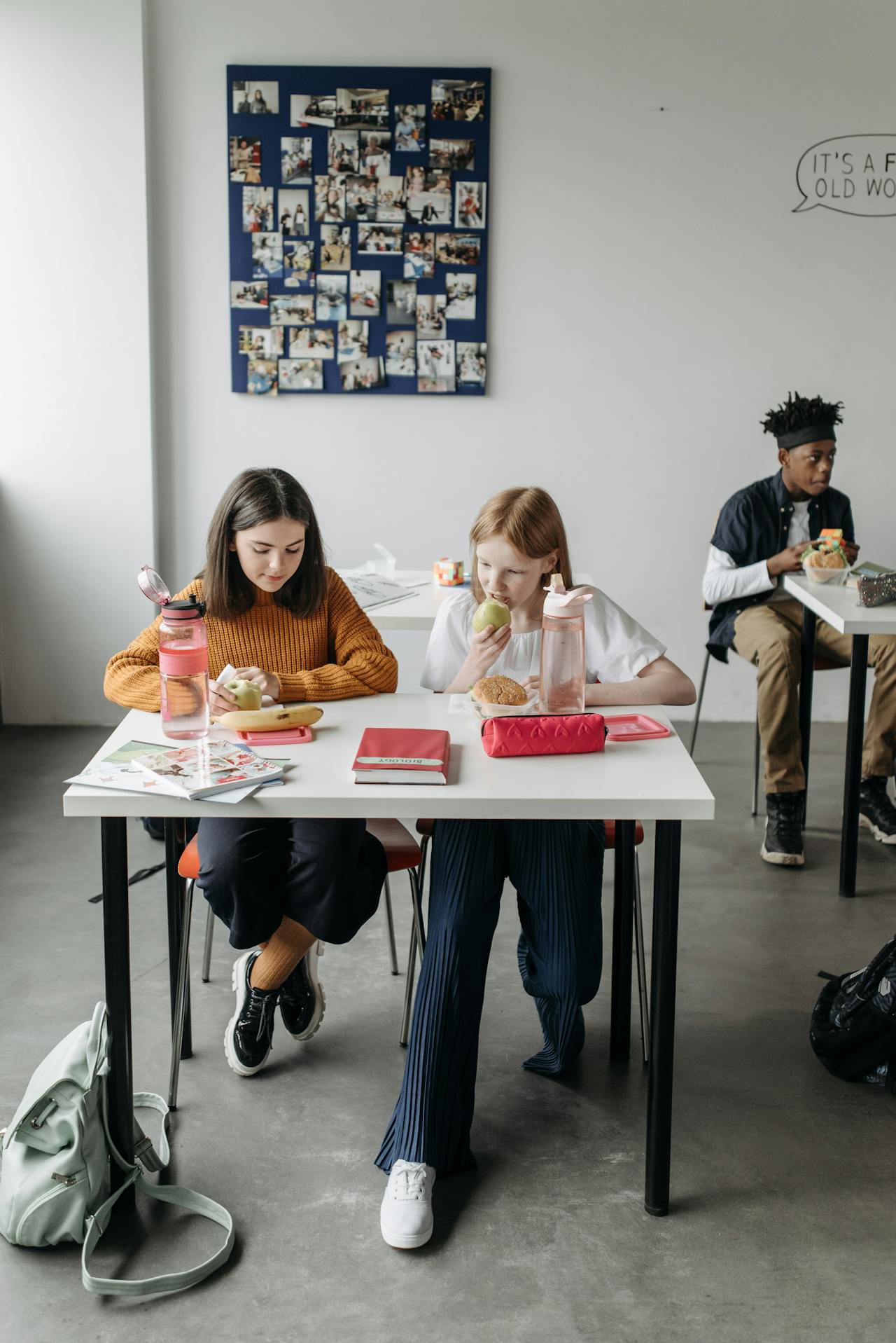 Studenti alla mensa di Sapienza durante la pausa pranzo