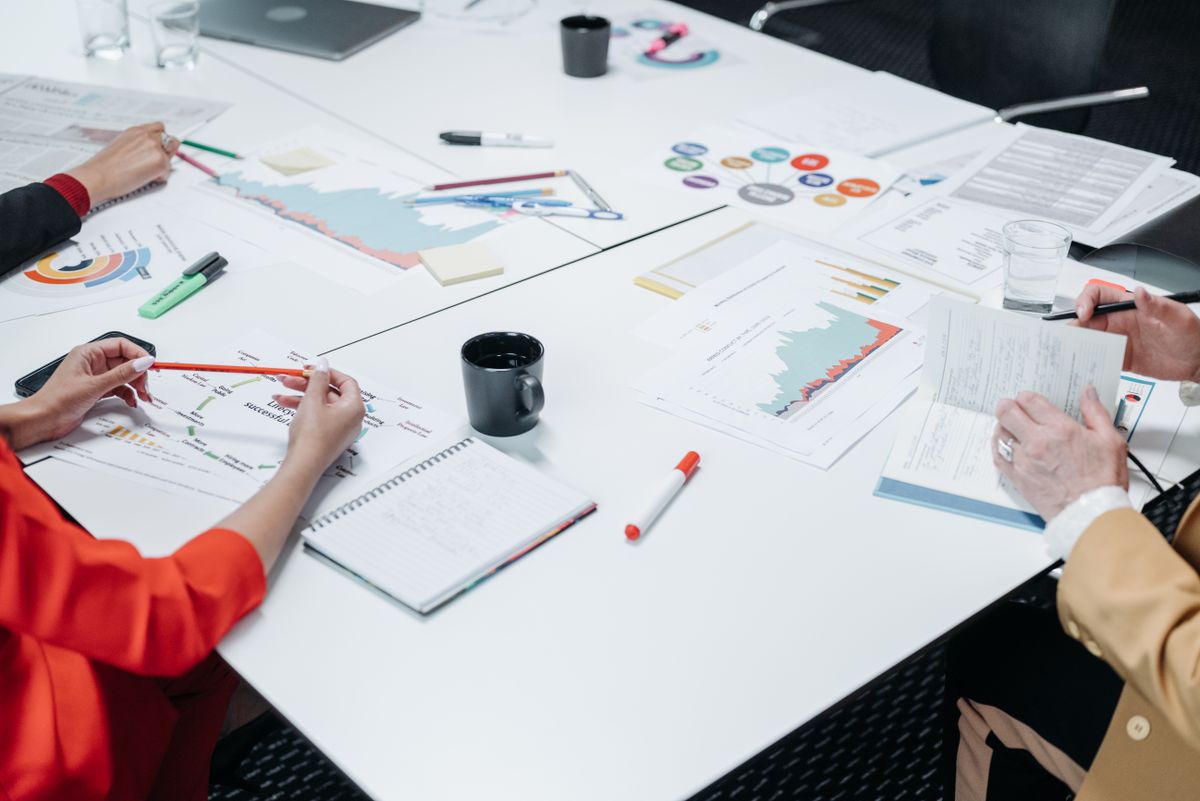Masa üzerinde strateji planı defterleri ve grafik çizelgeleri