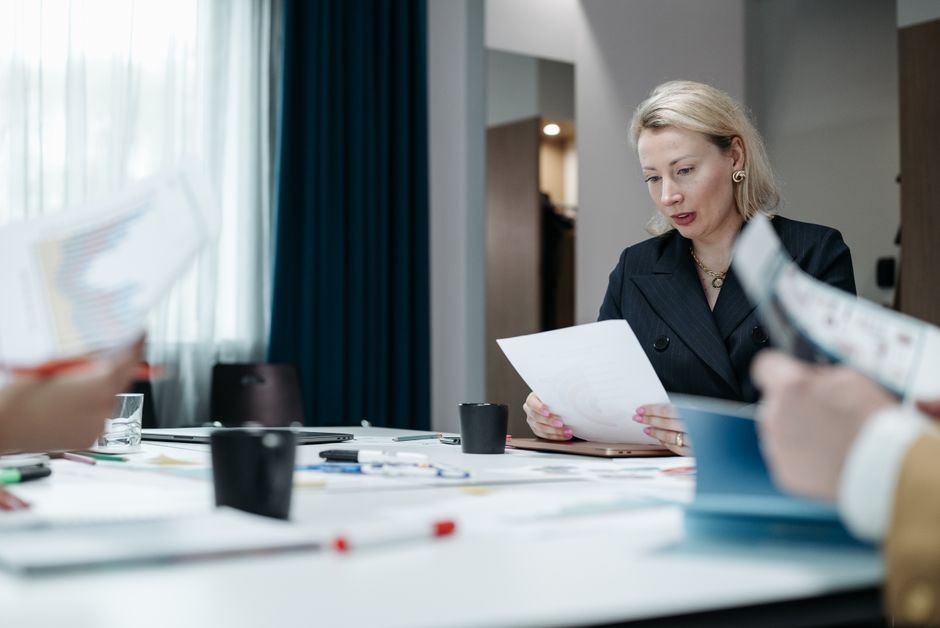 Profissional experiente analisando proposta de trabalho em cartório