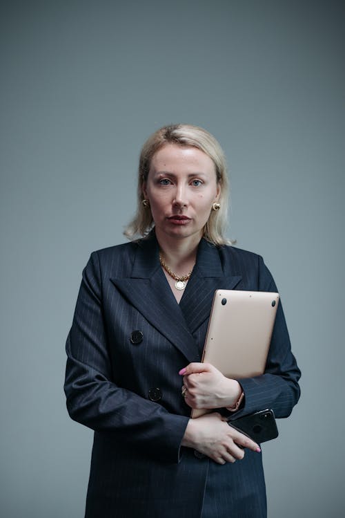 Kostnadsfri bild av affärskvinna, bärbar dator, black blazer