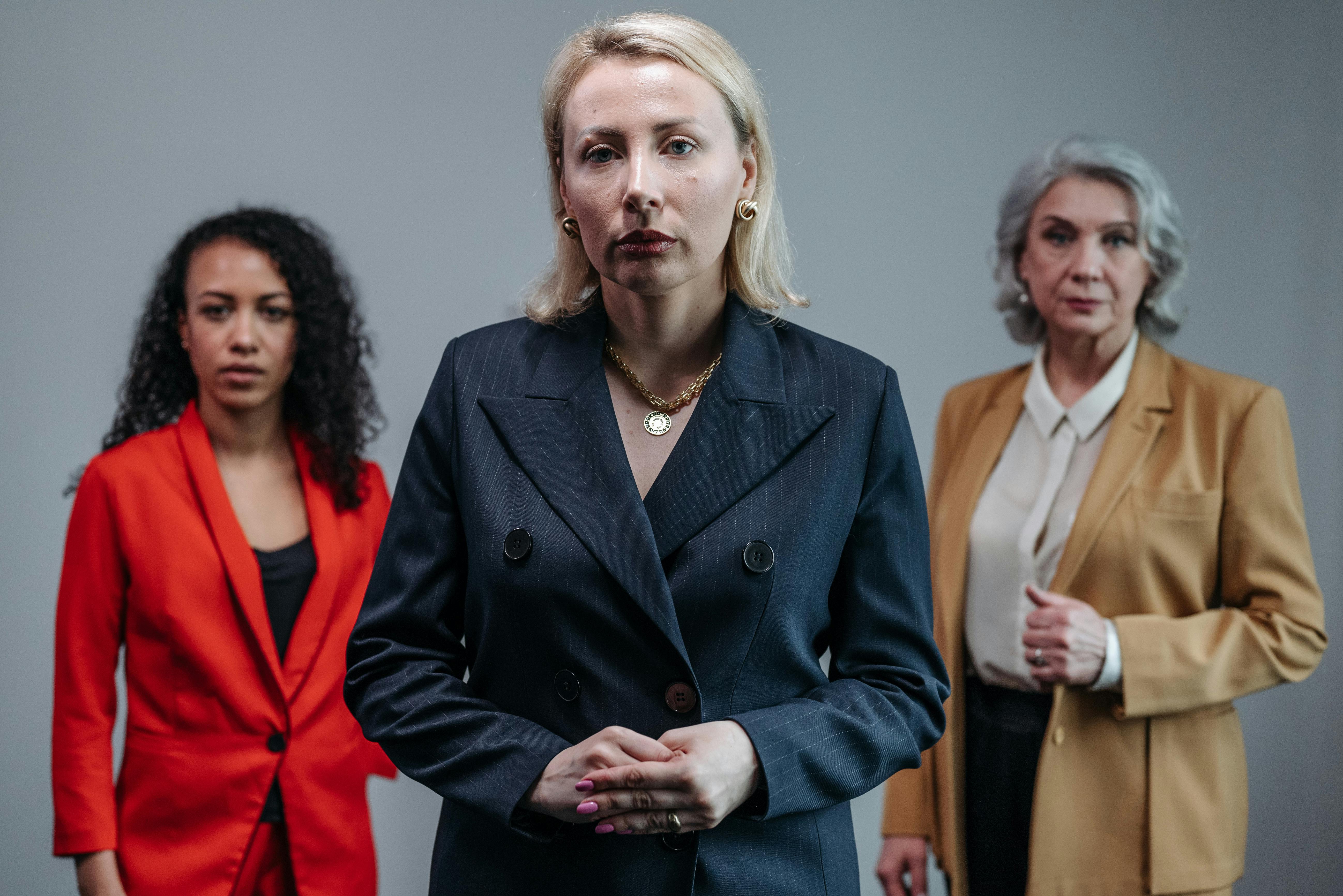 Boğa burcunun kariyer yolculuğundaki kararlı ve güvenli adımlarını simgeleyen, modern bir ofis ortamında başarıya doğru ilerleyen profesyonel bir iş insanı.