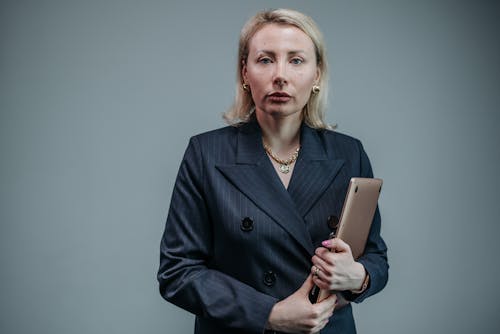 Δωρεάν στοκ φωτογραφιών με black blazer, business woman, laptop