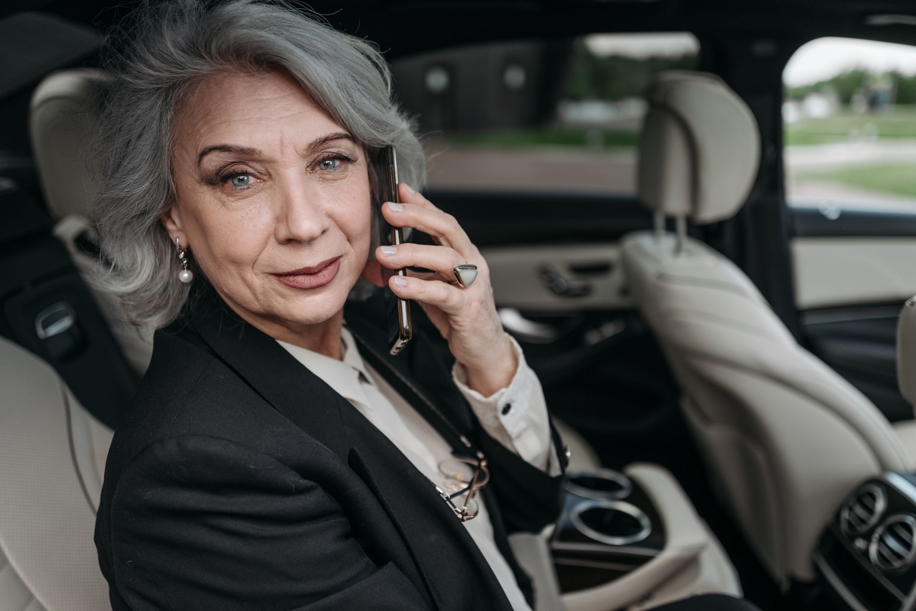 운전자보험과 개정 후 상품, 보장 차이만 깔끔 정리 3 Elegant senior woman in luxury car speaking on smartphone, exuding confidence and professionalism.