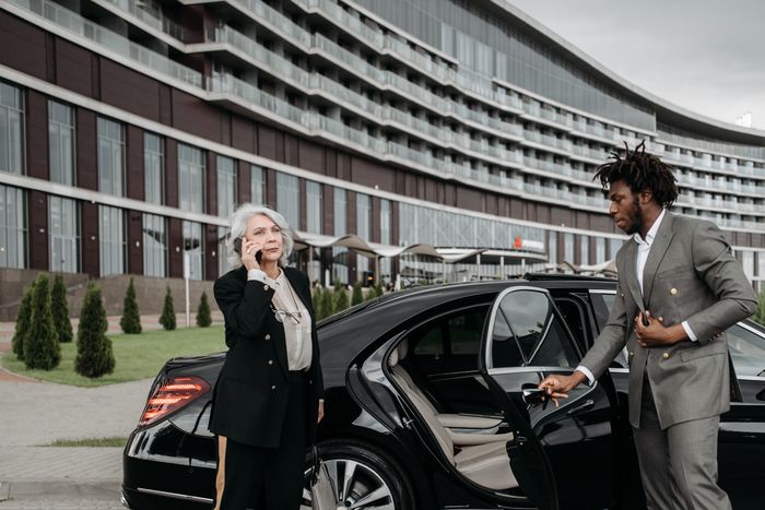 Chauffeur ouvrant la portière pour un client VIP