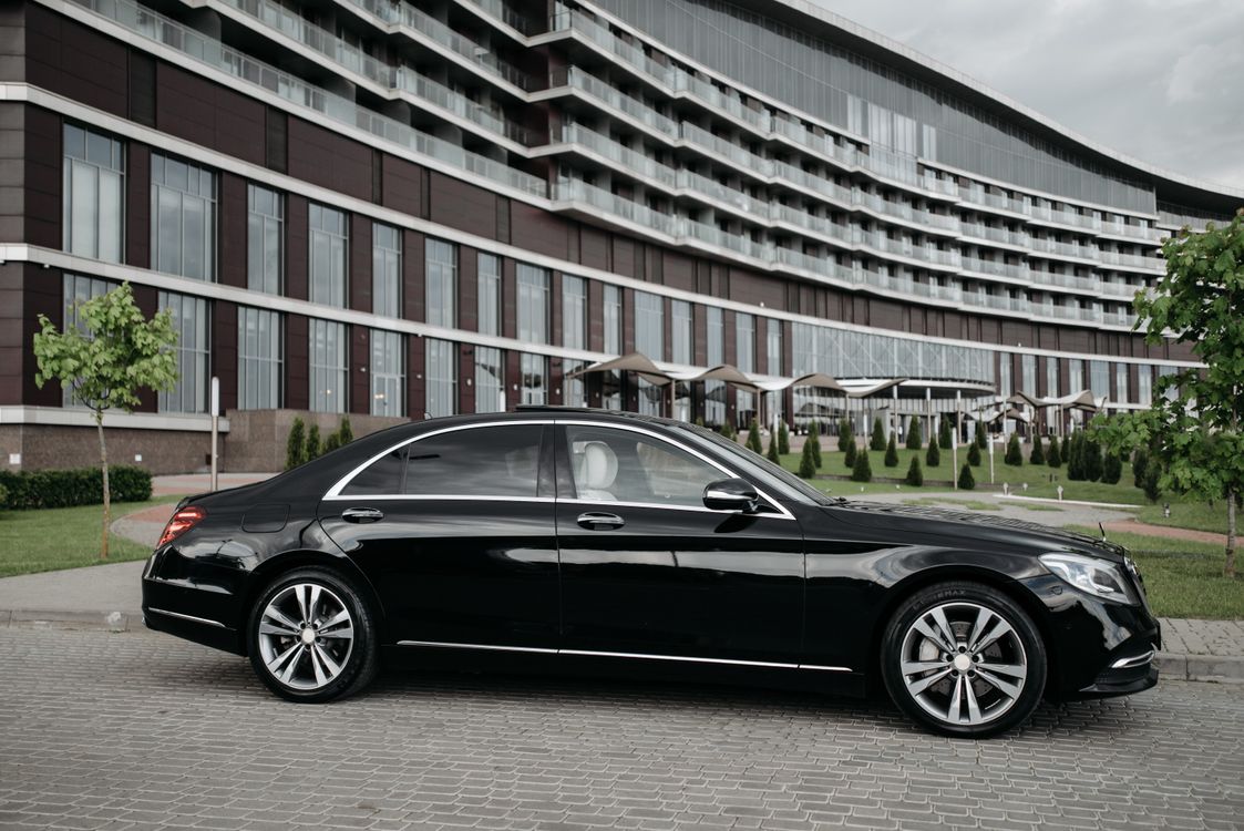 A Black Car Near a Building · Free Stock Photo