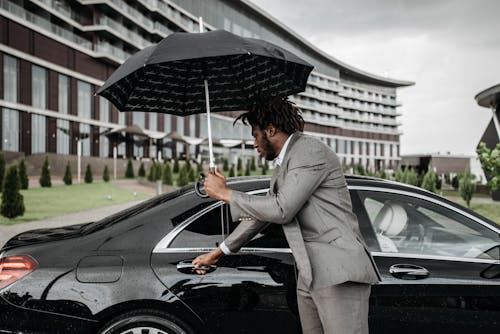 Безкоштовне стокове фото на тему «автомобіль, афроамериканський чоловік, дощ»