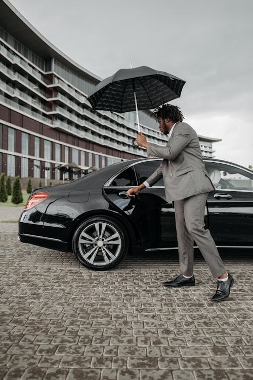 Ingyenes stockfotó afro-amerikai férfi, autó ajtó, esernyő témában