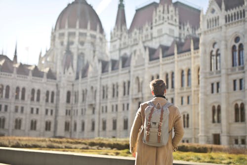 Macar Parlamento Binası önünde Turist