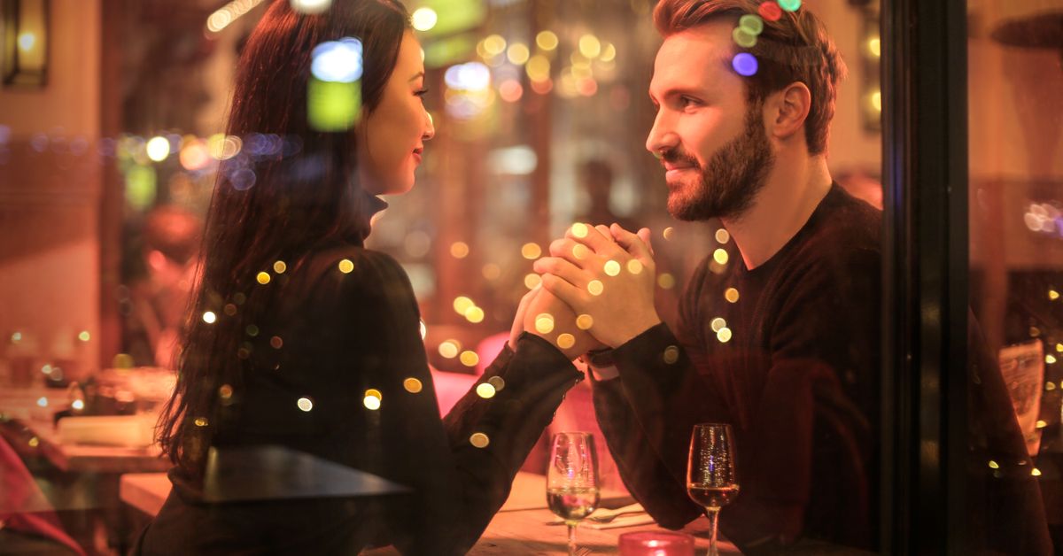 tanda pria selalu memikirkan wanita pasangan sunset romantis