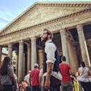 罗马万神殿的游客在白天拍摄，以突出罗马建筑